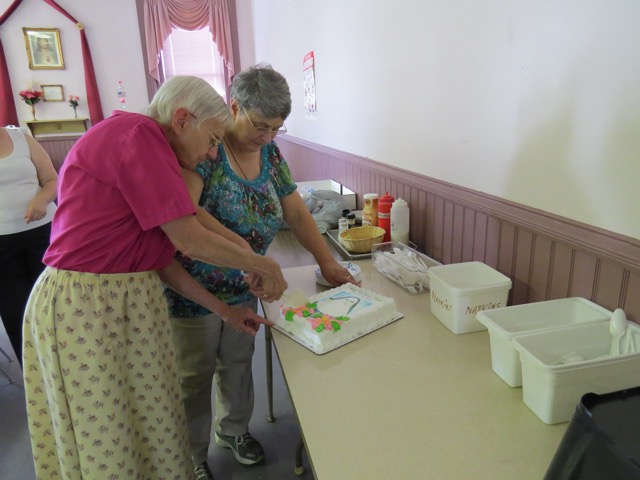Elfriede & Judy cut cake