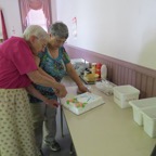Elfriede & Judy cut cake